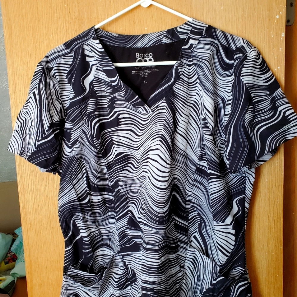 Abstract black and white Scrub top XL